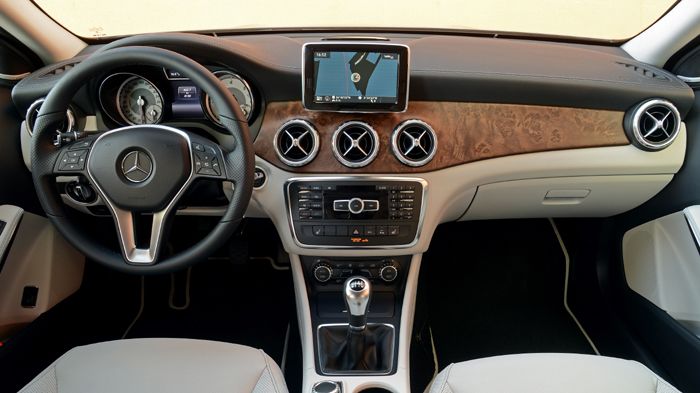 Το εσωτερικό της νέας Mercedes GLA διακρίνεται για τη μοντέρνα και high-tech εικόνα του, ενώ προσφέρει πολύ καλή ποιότητα κατασκευής.